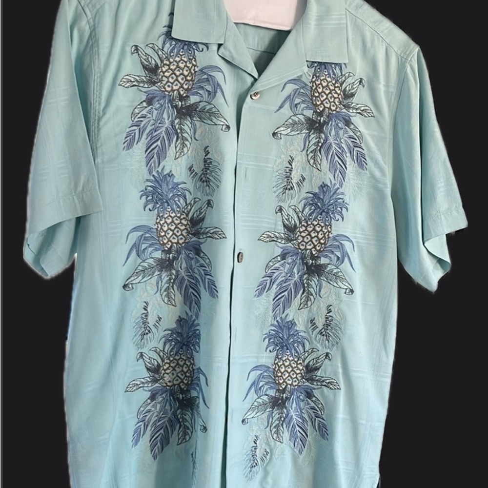 Men’s shirt: Tommy Bahama Hawaiian Shirt! beautiful stitching! Size medium!